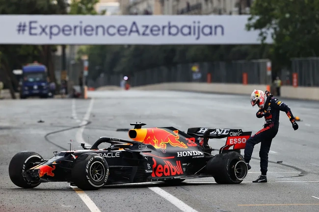 Verstappen kicks his car in Azerbaijan