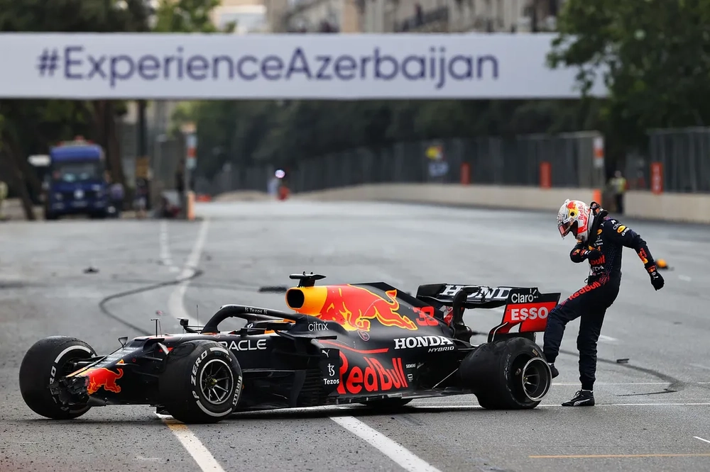 Verstappen kicks his car in Azerbaijan